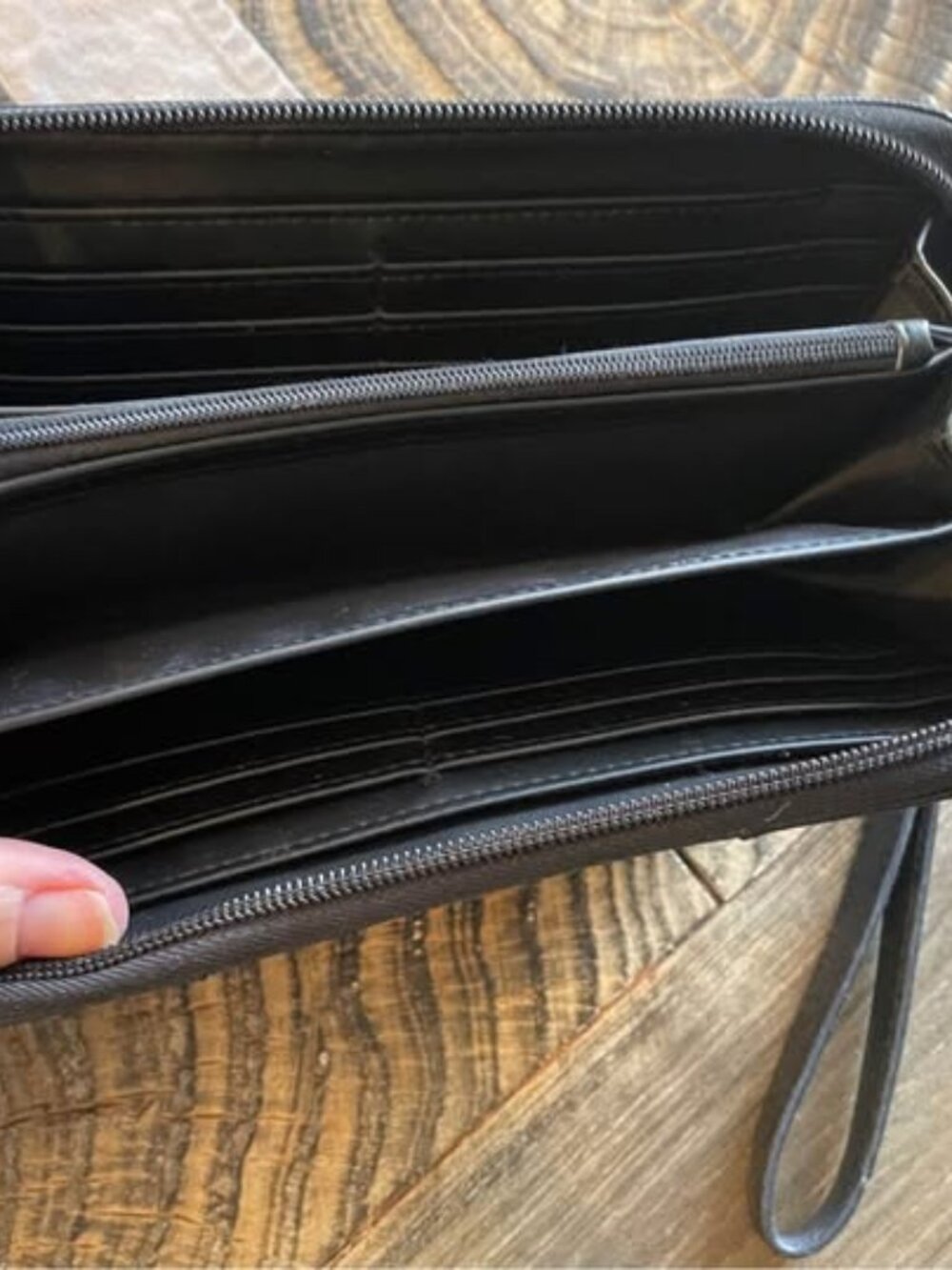 GUESS Continental style Wristlet Wallet Black Preloved